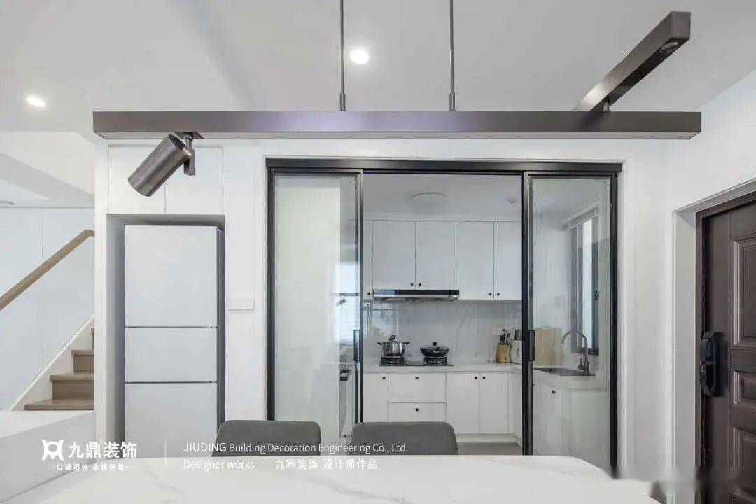 一家人142㎡纯白复式，丢掉客厅沙发，清清透透现代风