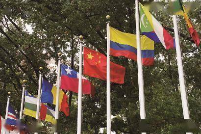 中国国旗在联合国总部大楼前飘扬 本版图gj