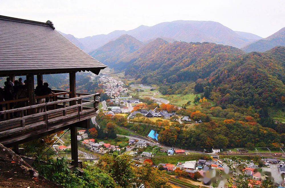 日本十大红叶名所之一绝壁下的秋日山形县立石寺