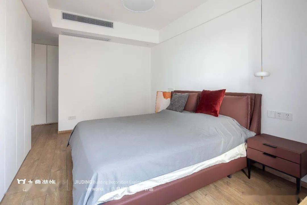 一家人142㎡纯白复式，丢掉客厅沙发，清清透透现代风