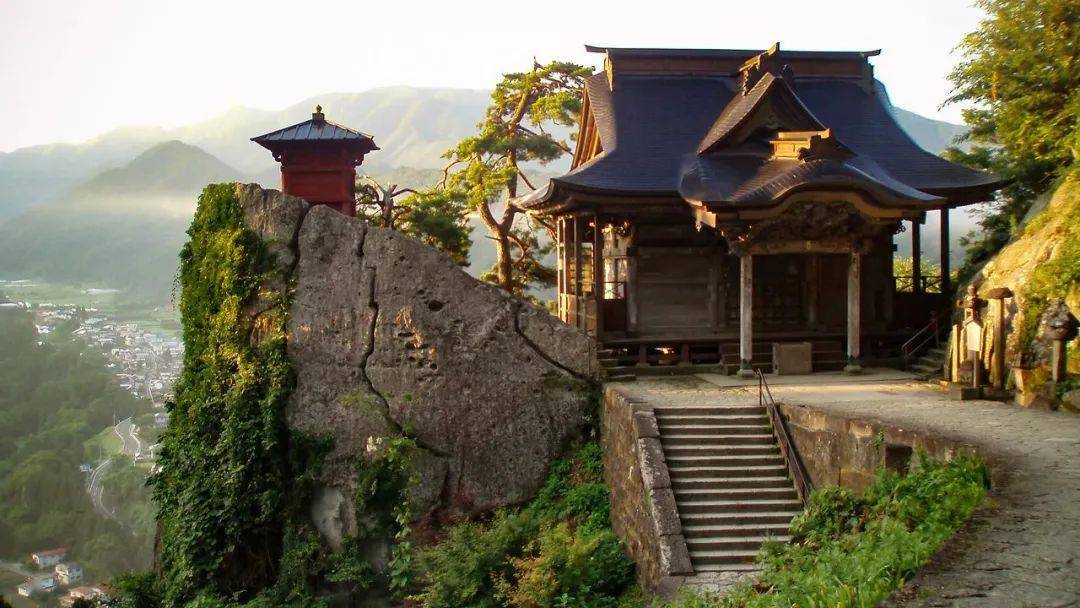 日本十大红叶名所之一绝壁下的秋日山形县立石寺