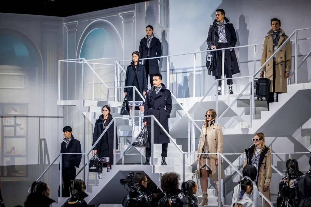 凡尼 时尚圈||今冬整个时尚明星圈都在抢——风衣羽绒服