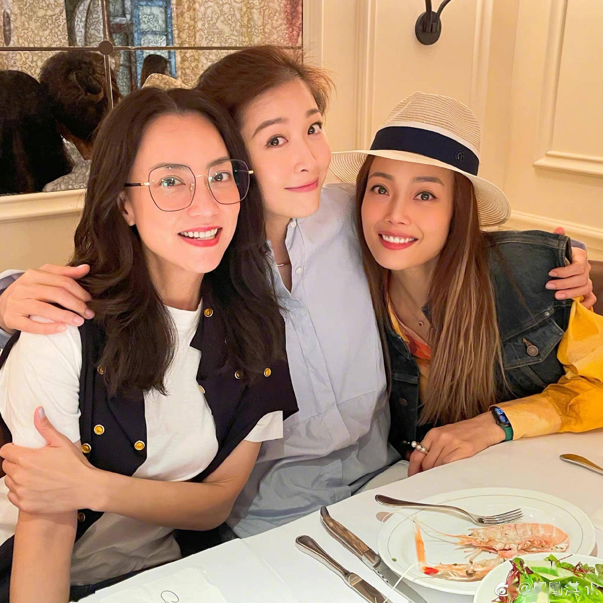 与所有的女明星一样,已经结婚生子,专心照料家庭的周丽淇依旧不忘保养