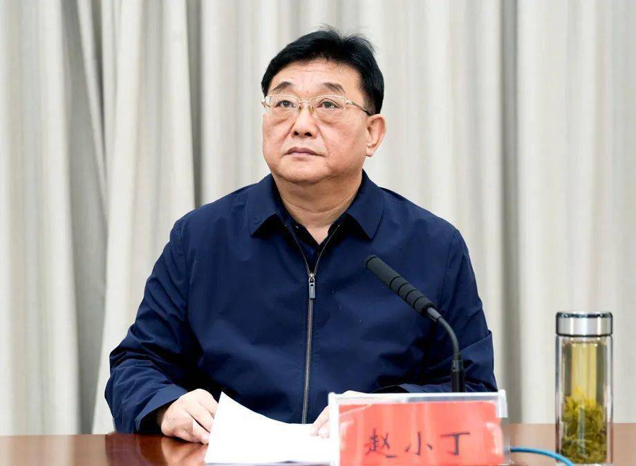 赵小丁宣读了《关于调整市教育局治理教育乱收费工作领导小组的通知》