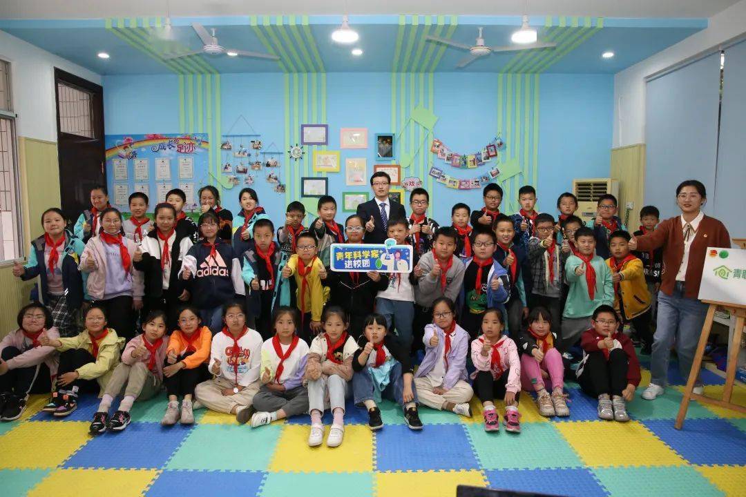 活动感受黄熠萱 月城实验小学五(4)中队今天听了刘博士的讲座,我思绪