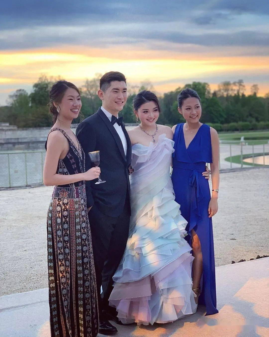 是实打实的闺蜜,所以她不仅在李嘉颖与香江集团继承人刘根森的3场婚礼