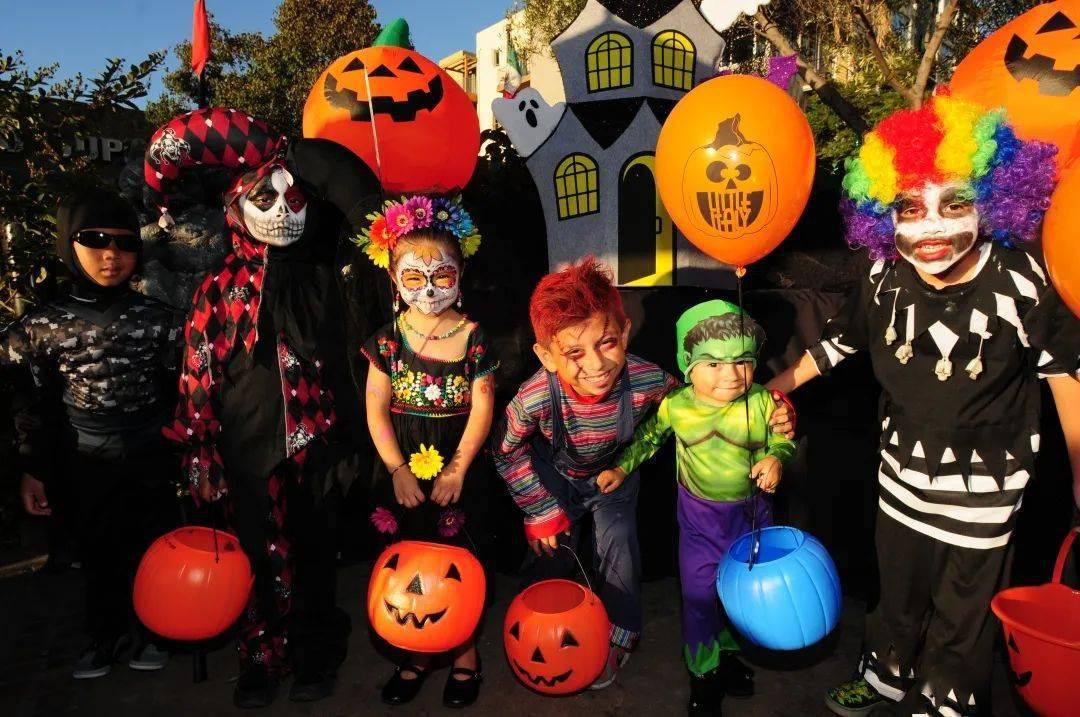 真正的万圣节是在11月1日 英文是 all saints' day 也可以说成 all hallow