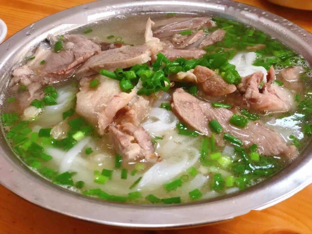 在粉的上方码上大块的猪头肉,大快朵颐的快乐一碗猪头肉粉就可以实现.