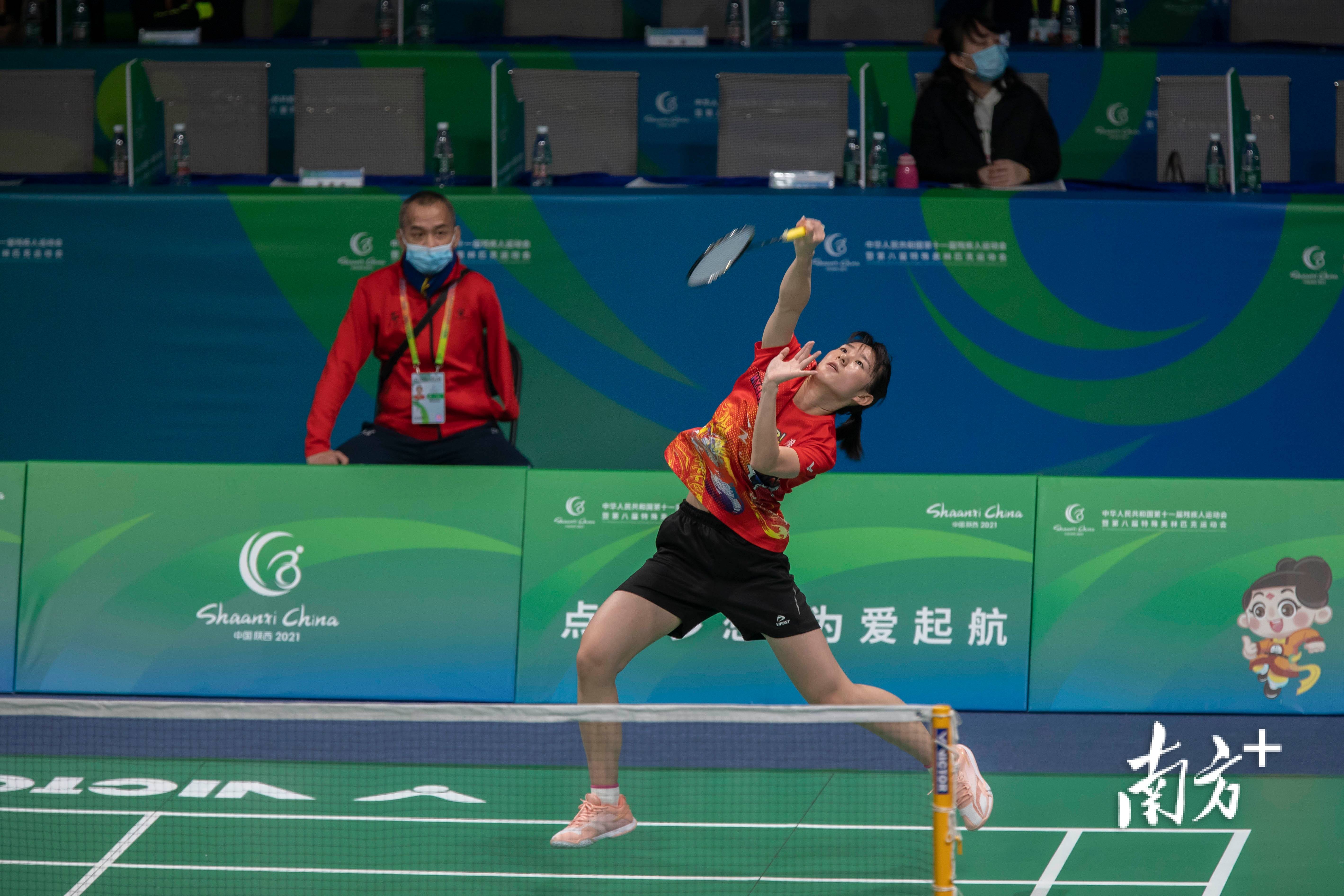 在羽毛球项目中,唐楷峰,李紫婷获听力混合双打金牌;唐楷峰获听力男子