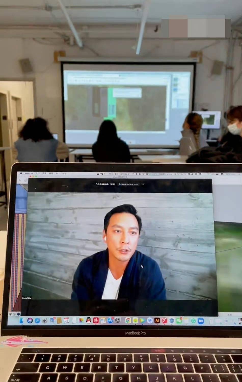 吴彦祖为建筑系学生上网课,穿深色外套超低调,47岁仍超帅气