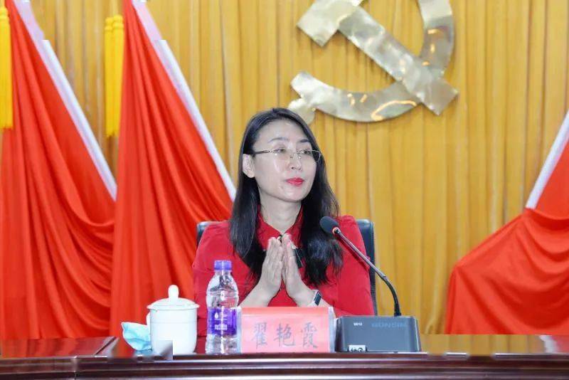 市委组织部副部长翟艳霞主持开班式并讲话.