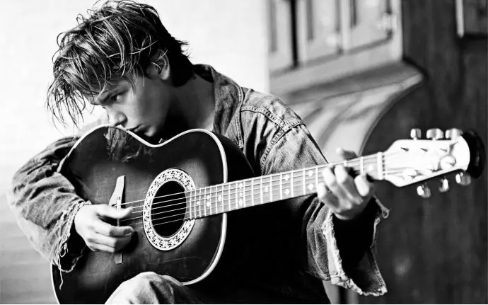 瑞凡·菲尼克斯的事业曾如凤凰涅槃后一般璀璨耀眼,生命却像淳淳河流