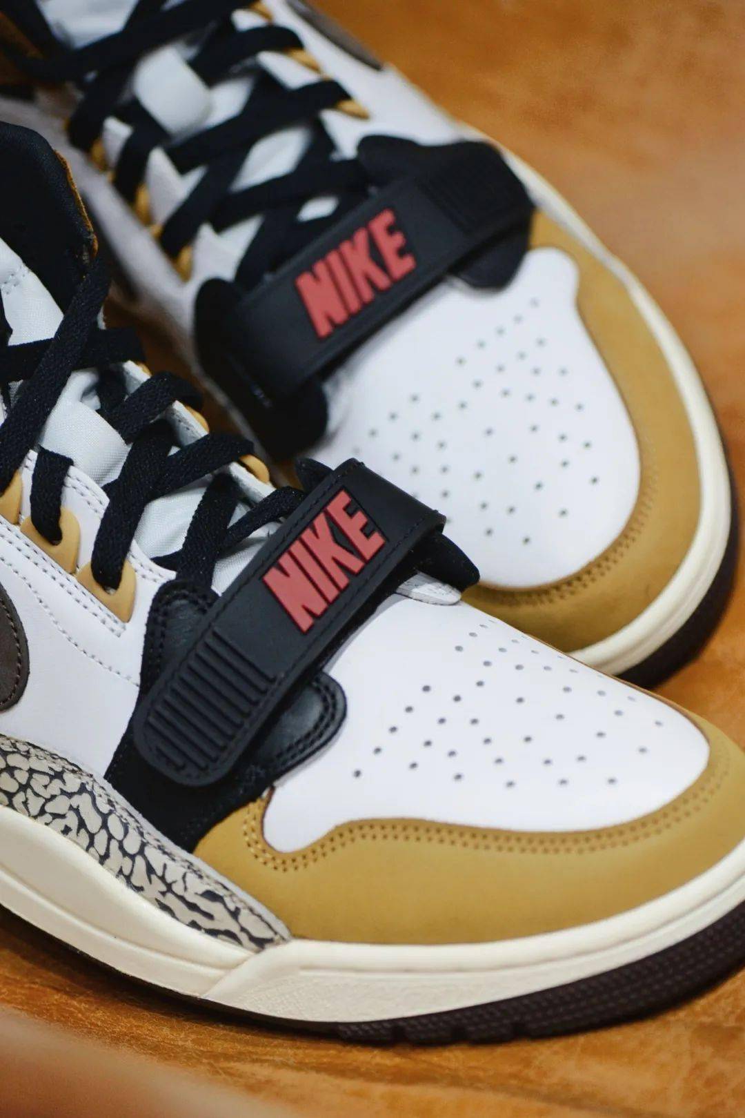 air jordan legacy 312 将三款经典融合鞋身采用 aj1 的设计加入了