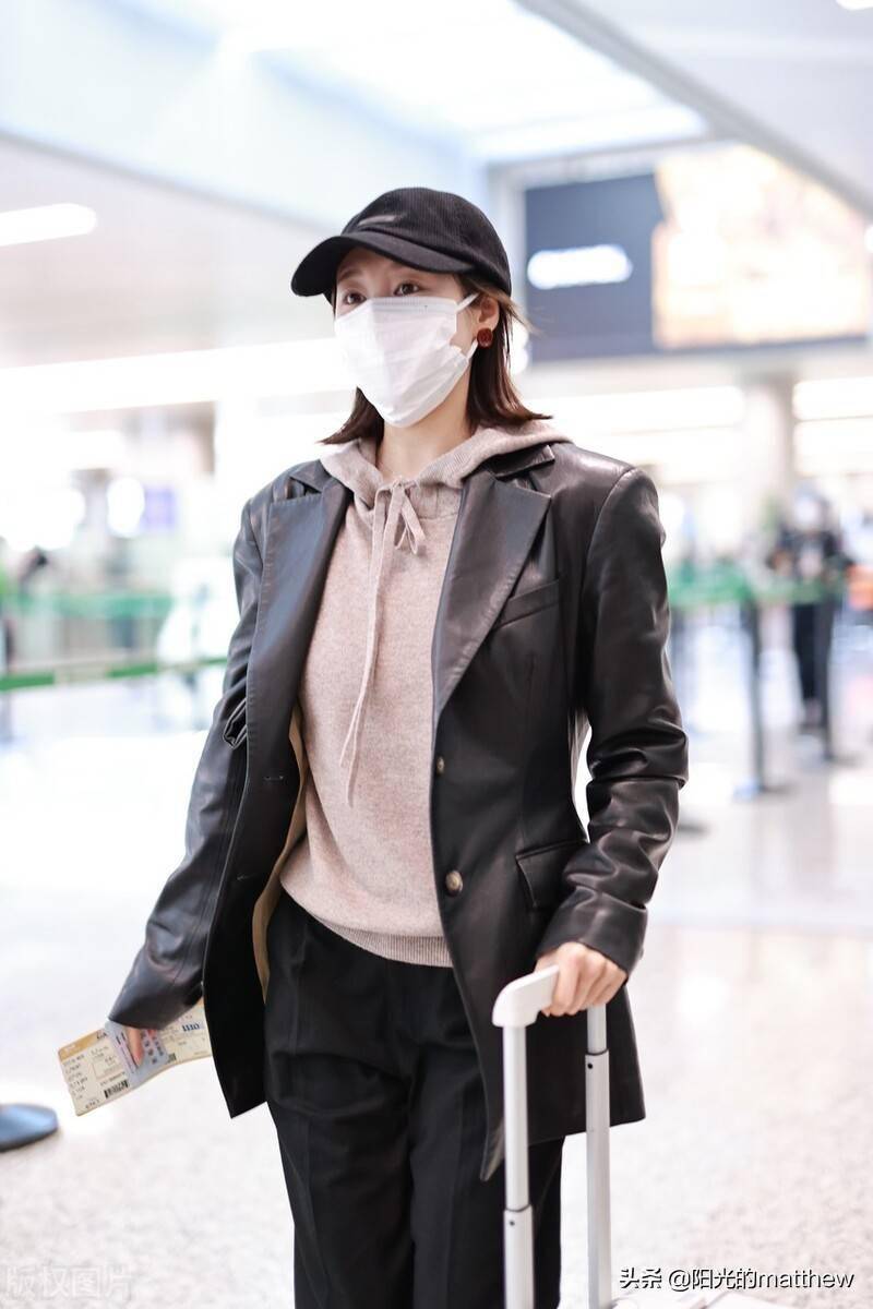 2021年10月31日,上海,李纯现身机场.