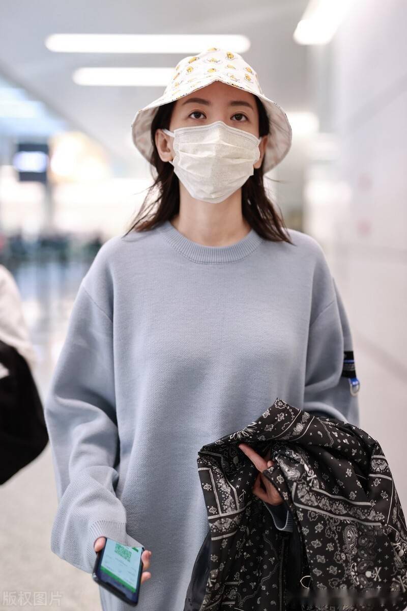 于文文街拍穿长款卫衣休闲时尚对镜招手笑容盈盈