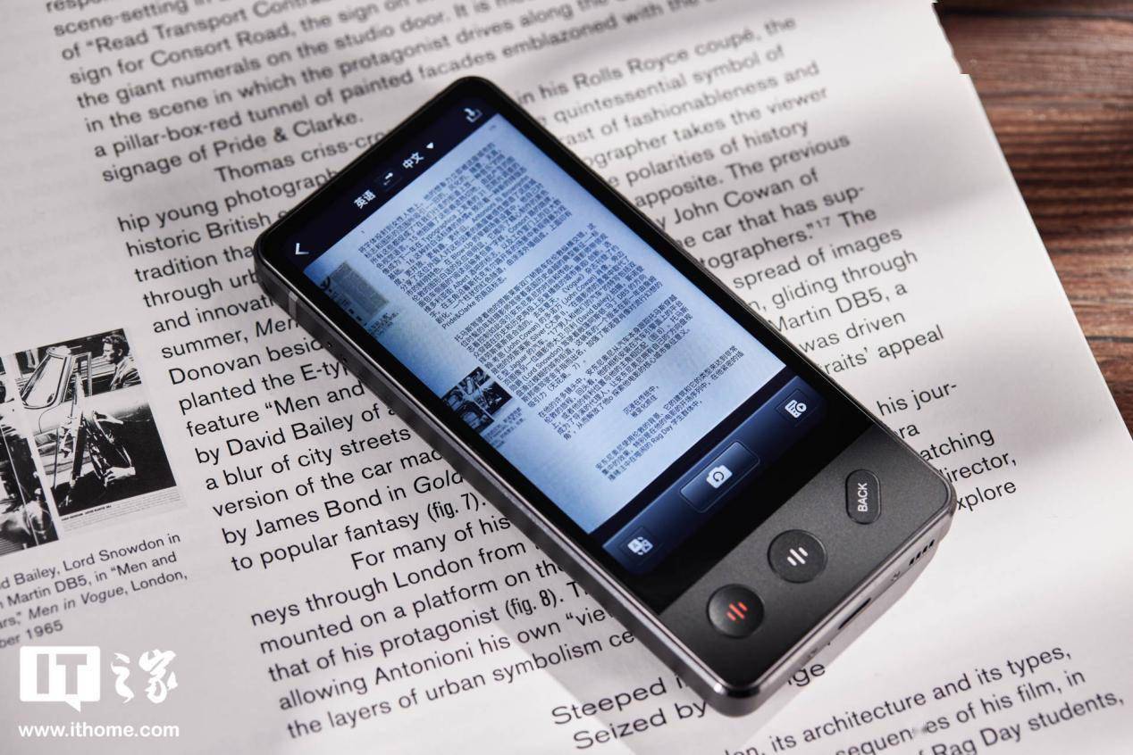 【IT之家评测室】讯飞双屏翻译机体验：商务精英的异国伴侣