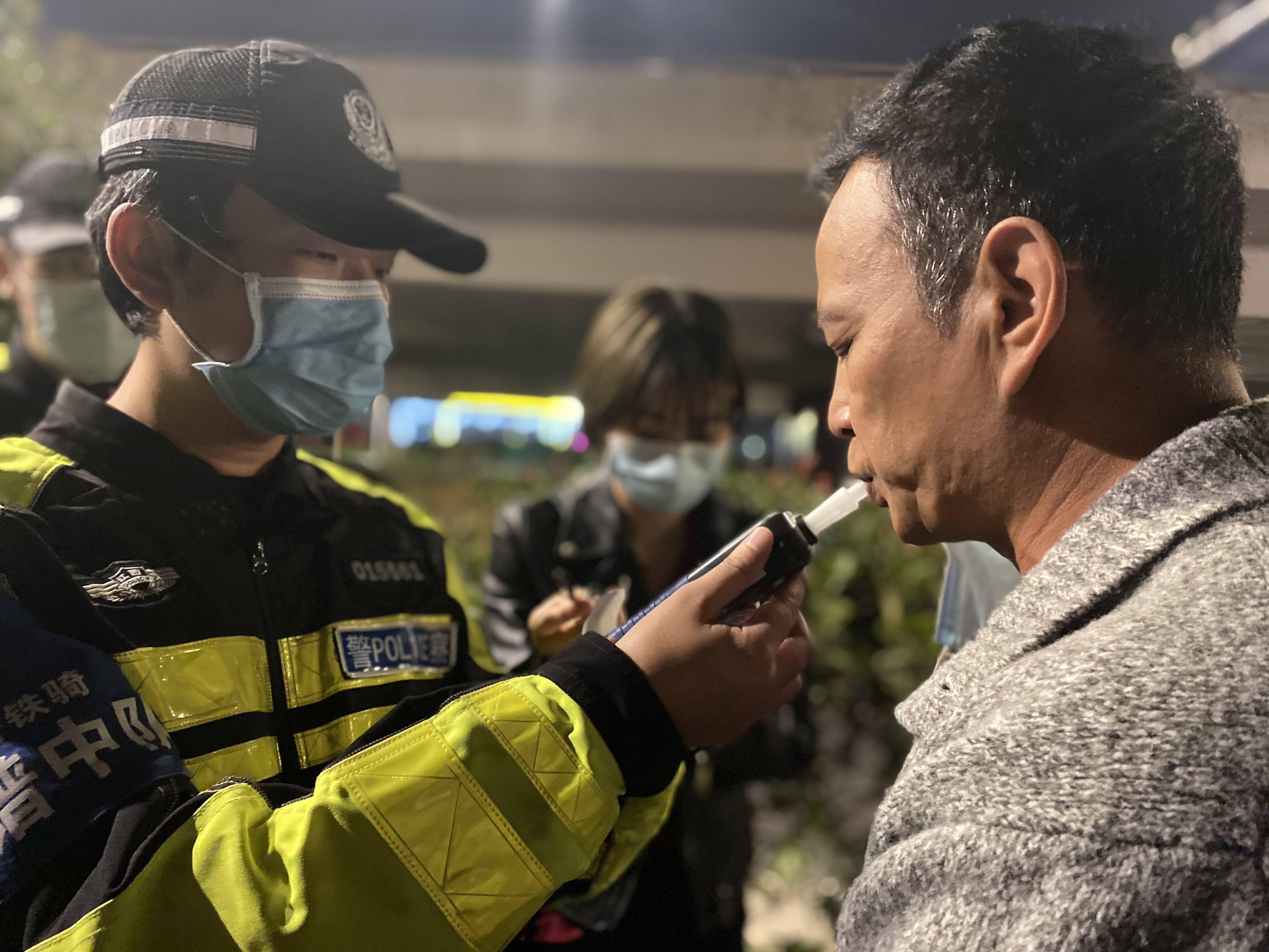 15场直播查酒驾引来443万人次围观