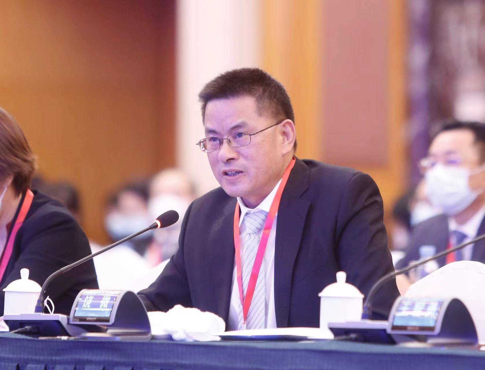 深圳企业家日新产业饶微建议出台优秀生物医药产品扶持政策