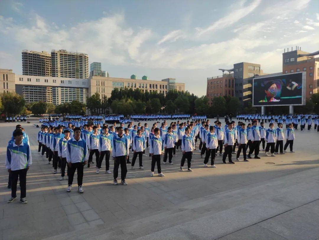 晕染开军训的生活,我们迎来无数个清晨,见证骄阳,不辞劳苦,着最美校服