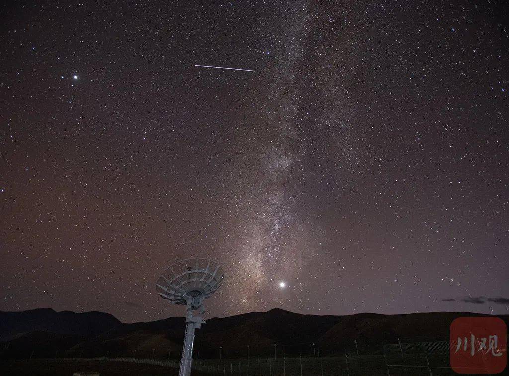 天空中最美的那顆星它勻速向東南方向移動出現在了天空的西北角一顆