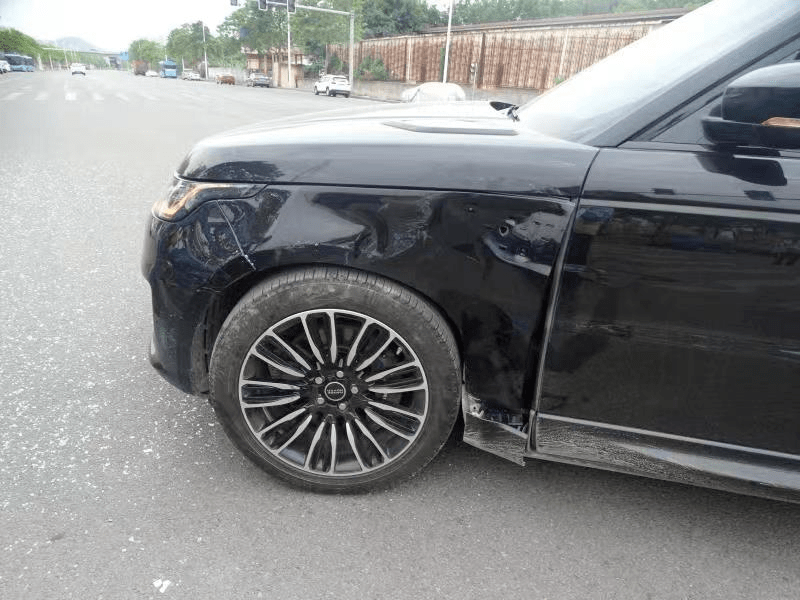 夫妻驾驶三轮摩托撞上"路虎",谁的责任?_摩托车