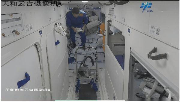 太空中咋洗头？被这波沉浸式教学种草了