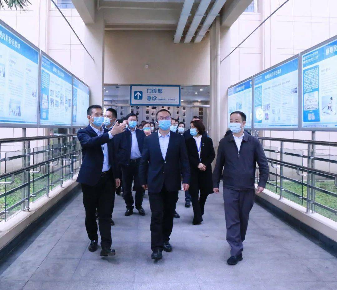 九龙县委书记祝邦文一行到青白江区人民医院考察交流对口支援工作
