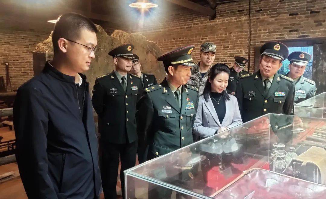 广西军区政委马辉少将到福利镇临阳联队指挥部旧址调研