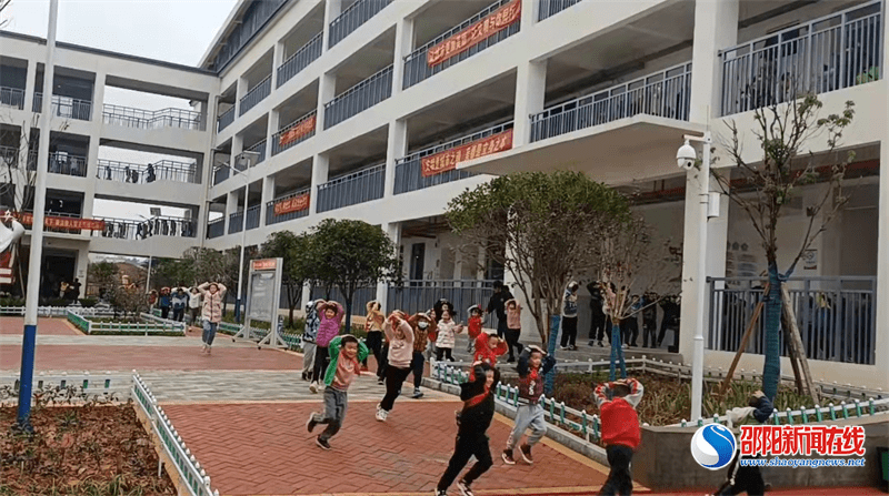 武冈市幸福芙蓉学校举行安全疏散演练活动