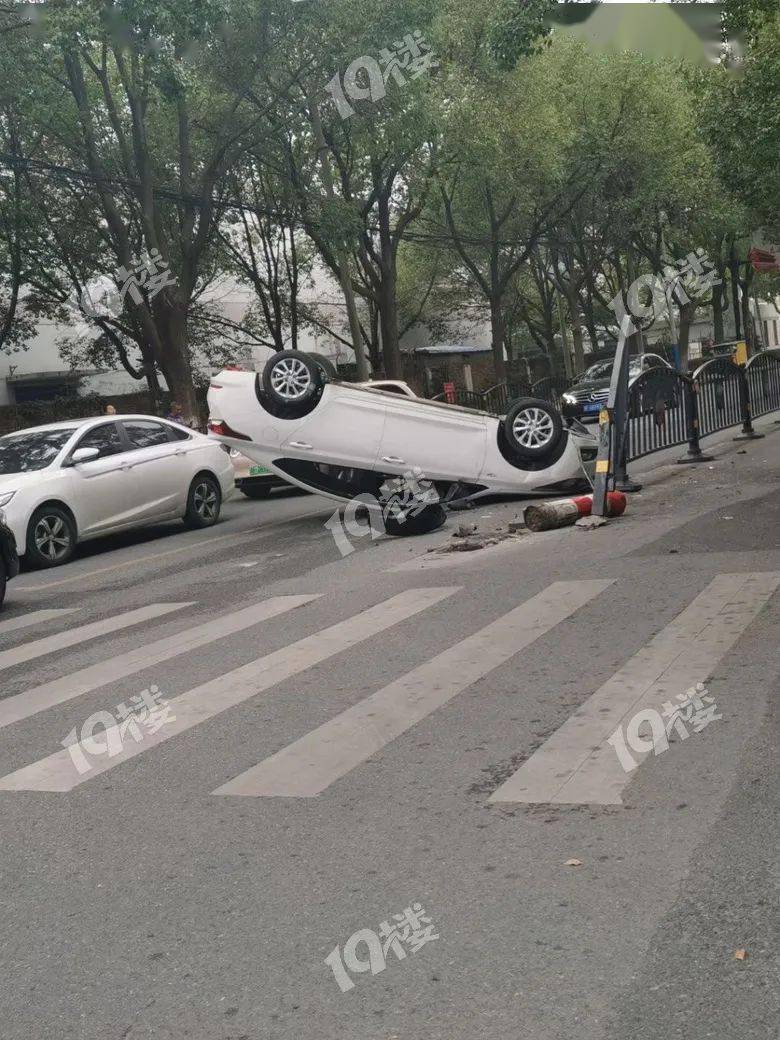 大型翻車現場嘉興早晨一司機十字路口起飛失敗網友怎麼做到的