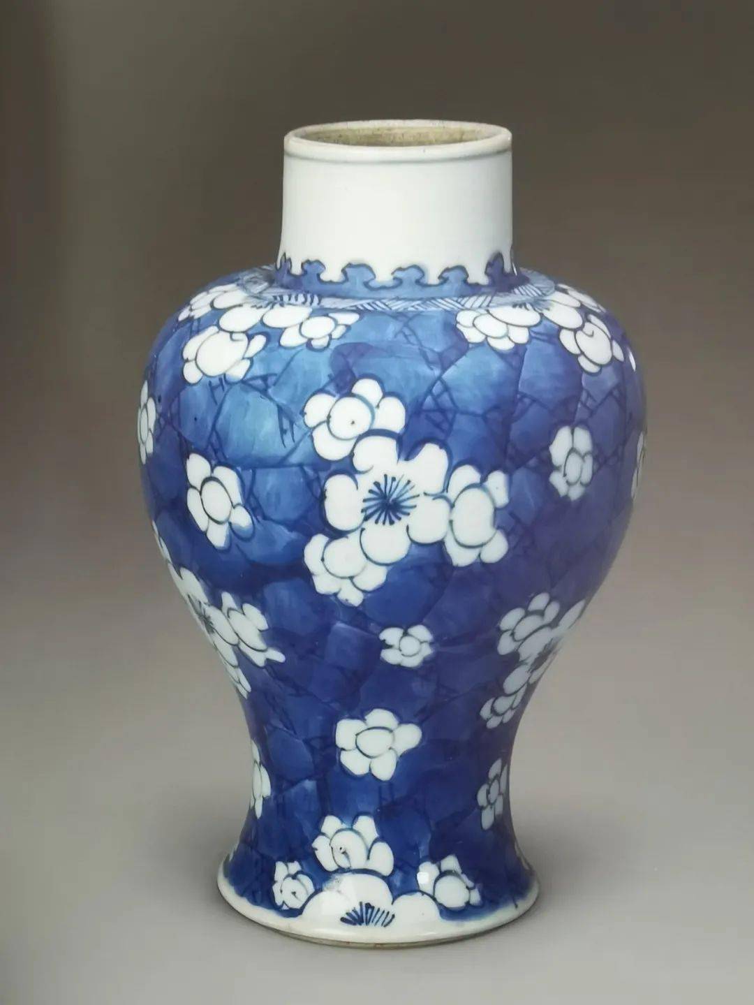 留出白梅的轮廓和冰裂纹的线条,然后沾淡青花料勾勒出梅花花瓣和枝干