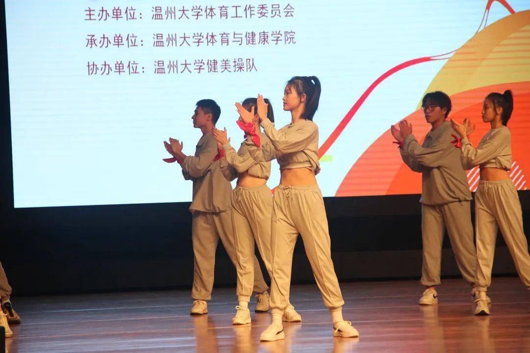  左右滑动查看更多>最后到了激动人心的颁奖方!