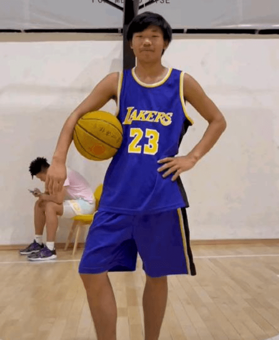 国宝还是认怂了发声直言再也不碰篮球吴勇豪一行为令网友点赞