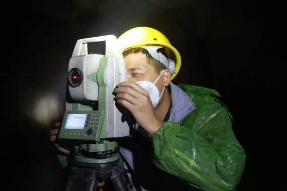 项目工作人员正在隧道内进行现场监控量测.新华社记者 杨进摄
