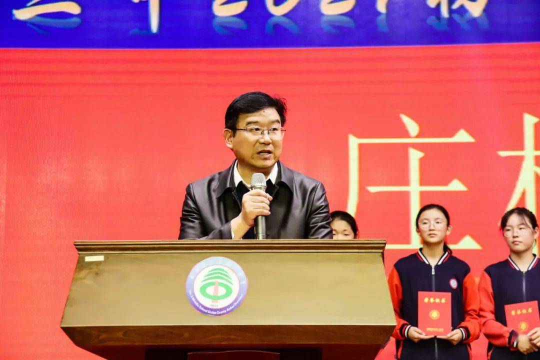 争做文明人"主题演讲比赛在学校报告大厅举行,泗县三中党委书记,校长