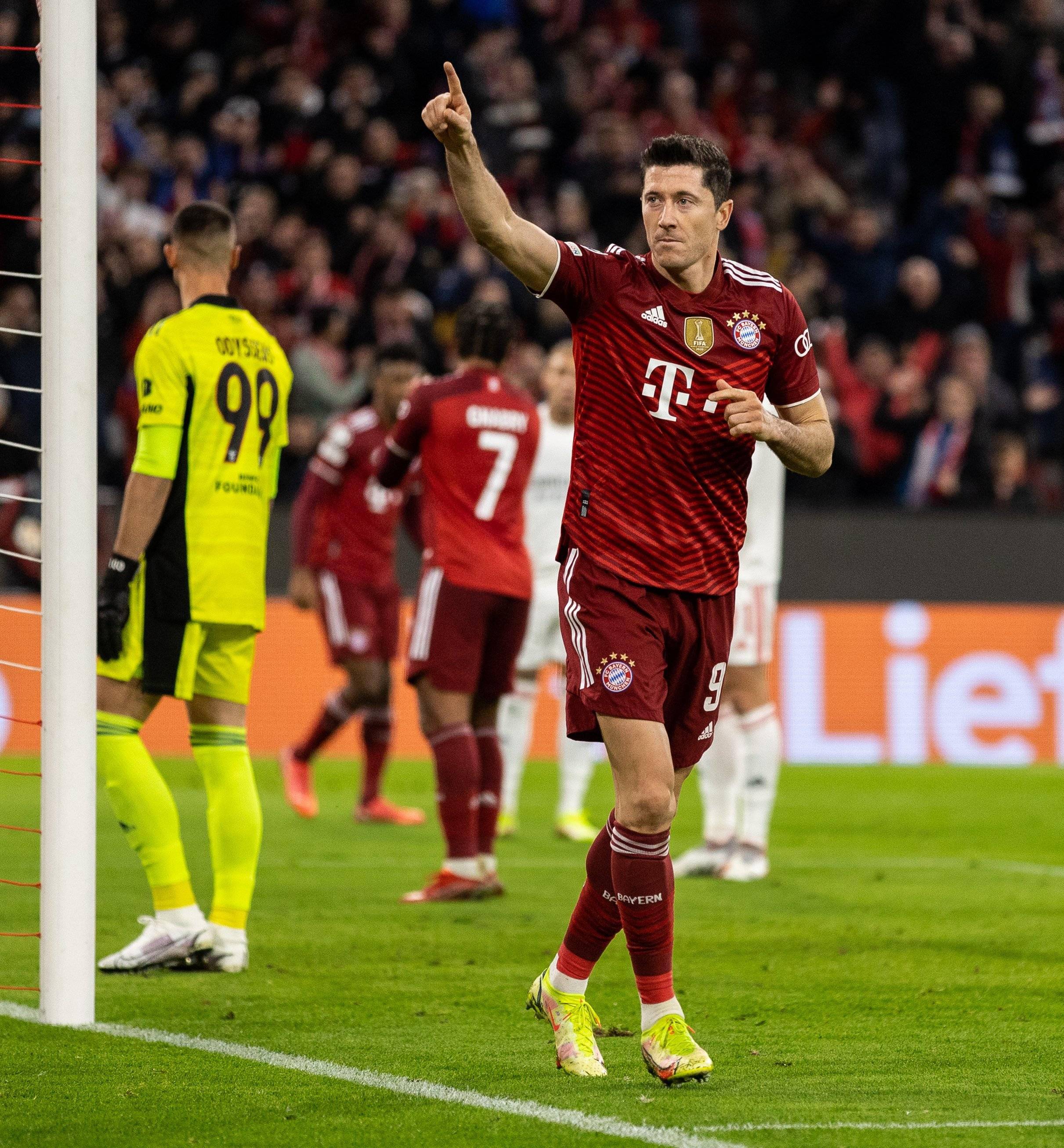 20场28球!莱万全力冲刺金球奖,一纪录超越梅西c罗_拜仁