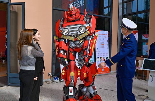 装备|上海杨浦消防宣传月启动，消防机器人与参观者现场互动