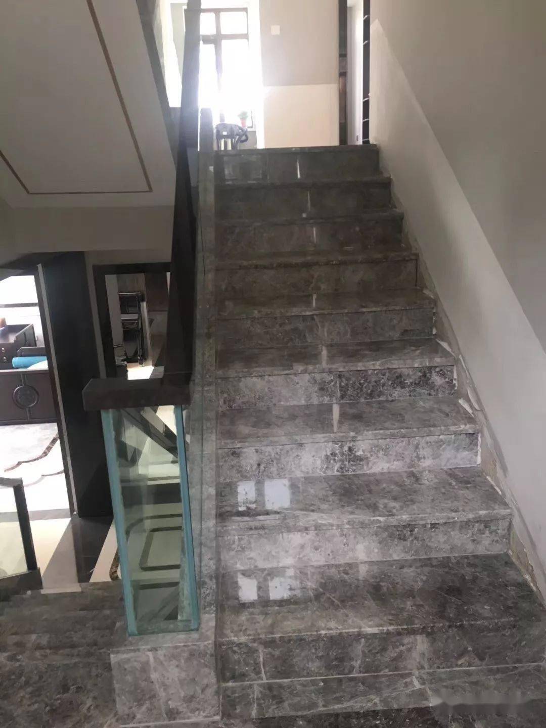 现代轻奢家装少不了的灰色大理石楼梯