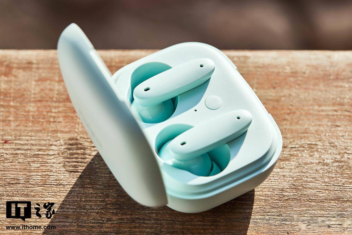 【IT之家开箱】魅蓝 Blus+ 主动降噪蓝牙耳机图赏