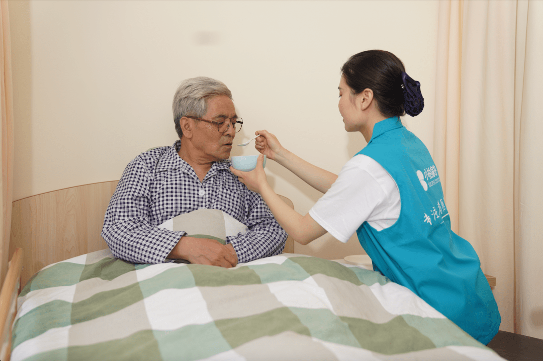 卧床老人鼻饲喂食如何规范操作视频分析要点都在这里了快来学习