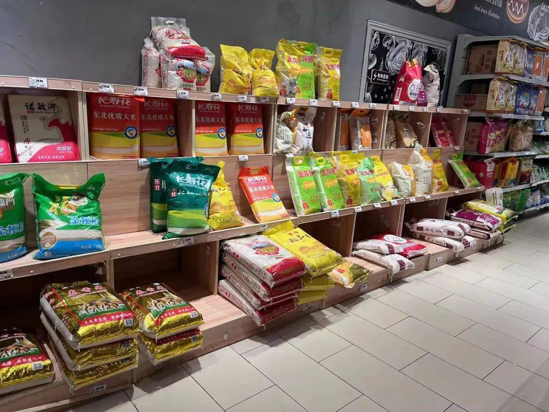 面对如此恐怖的购买热情卖大米油面的货架被一扫而空县城城区各大超市