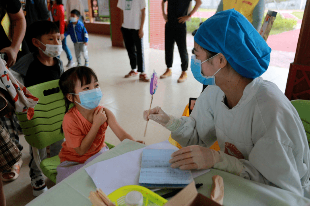 接受了新冠疫苗接种南站小学,石壁街中心幼儿园的350余名学生在石壁街