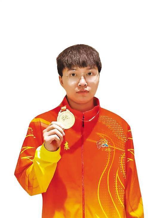 目标|苦练珠宝加工 他的目标是为国争光