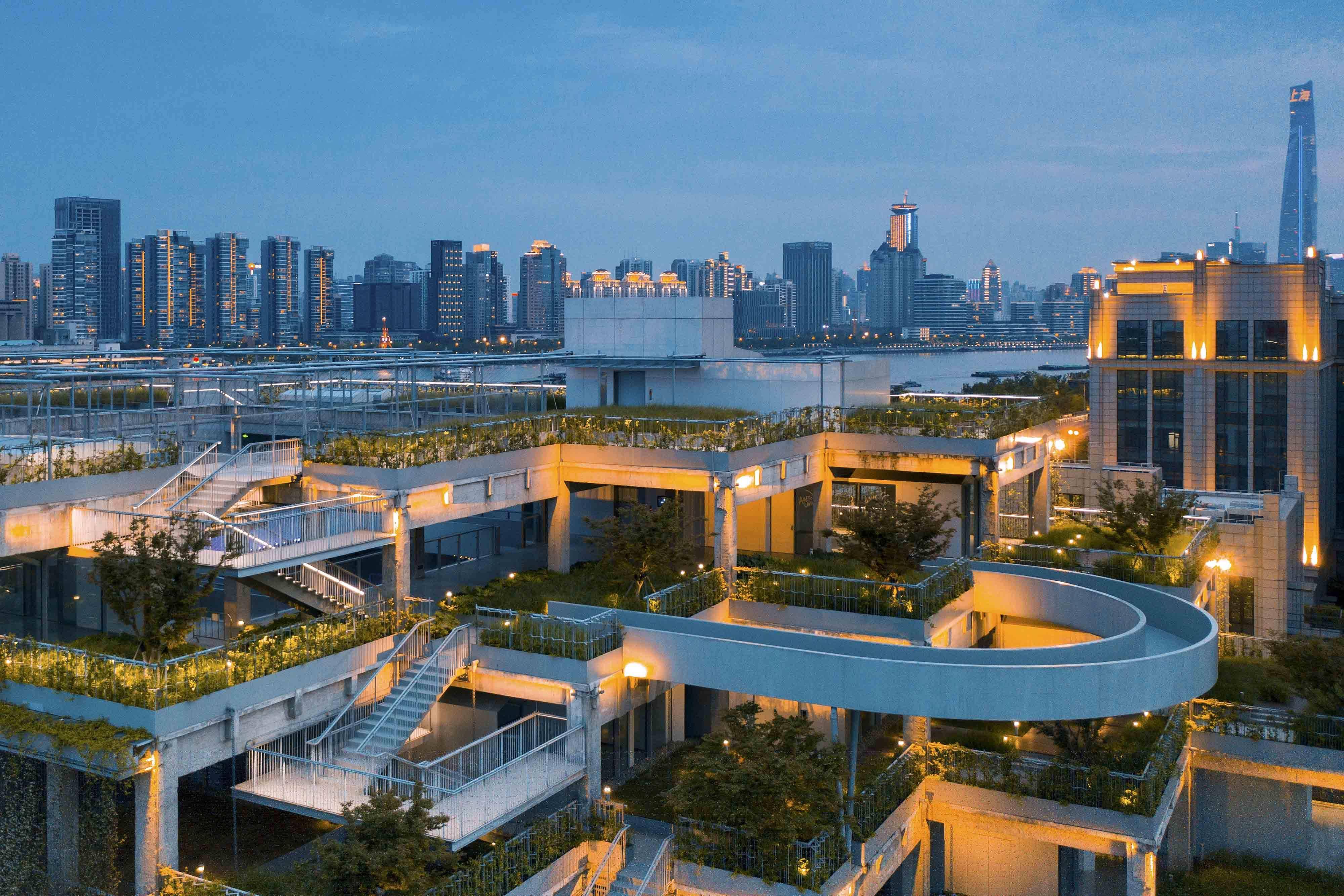 看展览跨界十二街坊上海城市更新中的影像艺术