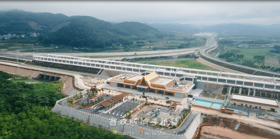 据中铁建设集团玉磨铁路站房项目分部经理王俊民介绍,目前,野象谷站的