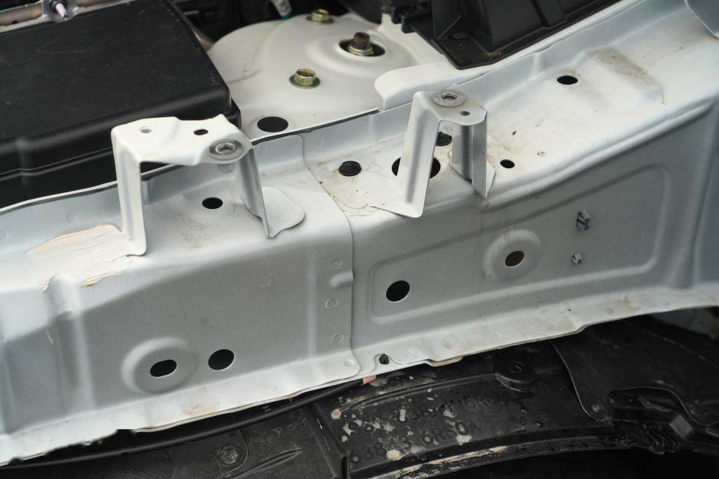 是一处钣金胶的涂抹遗撒……翼子板按照从外到内的顺序依次为大家解读