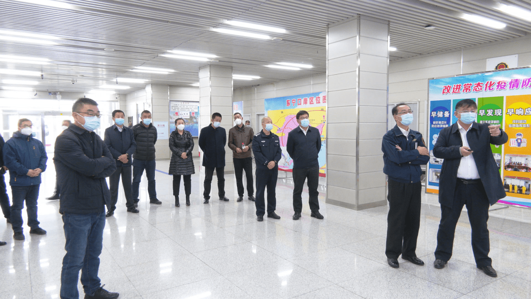 在东宁口岸,市长周振海通过口岸区域"闭环管控"视频系统,认真查看了