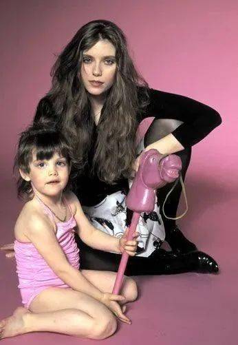 rundgren交往,却出轨了重金属摇滚乐团史密斯飞船(aerosmith)的主唱