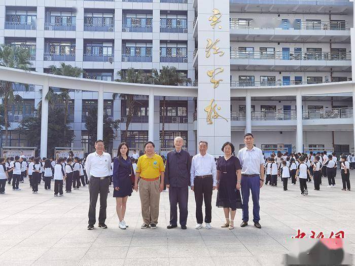 当日下午专程看望为华文教育事业做出贡献的知名港商深圳坤祥投资集团