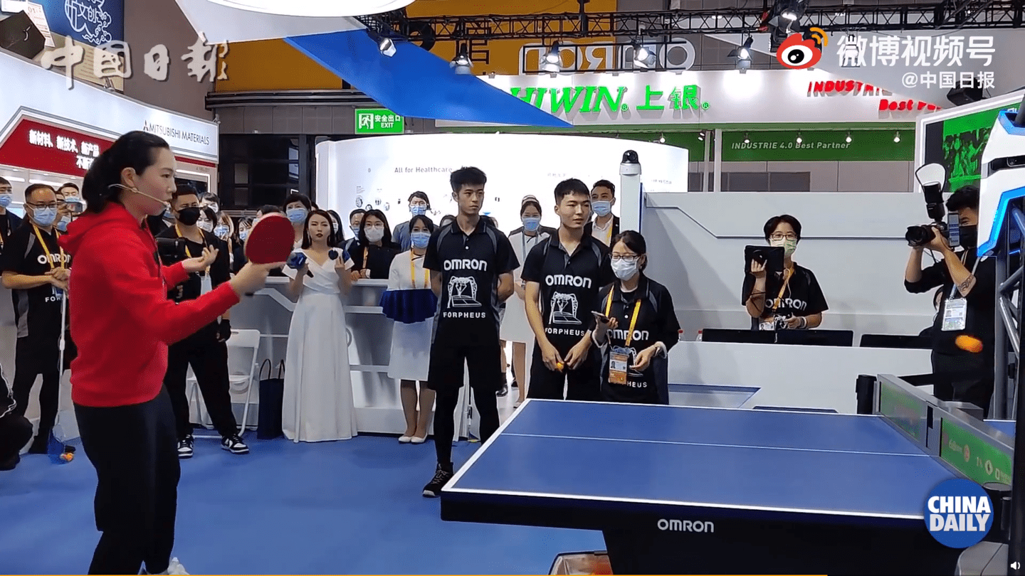 进博会上的黑科技：看乒乓球机器人对战世界冠军李晓霞